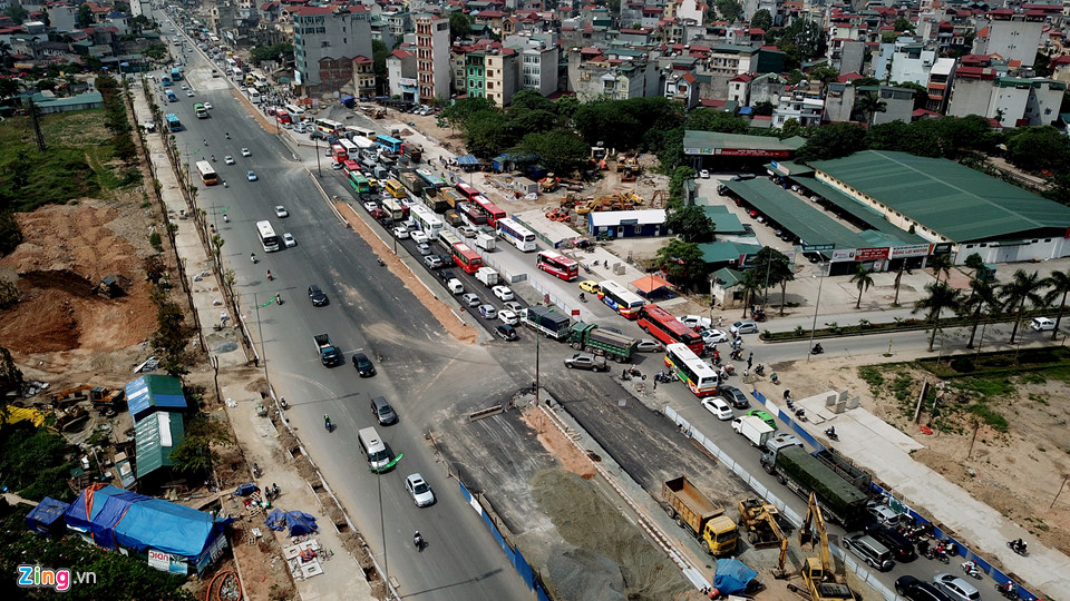 Ôtô xếp hàng dài 1 km trên đường từ Nội Bài vào nội đô